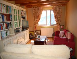 普华露拉夏里萨酒店的客厅配有2张白色沙发和窗户