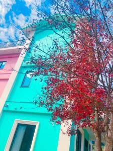 埔里童心园民宿的蓝楼前有红叶的树