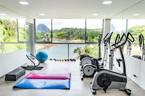 瓜塔佩佩尼奥尔阿古瓦斯圣玛丽亚酒店的健身房设有大窗户和有氧器材