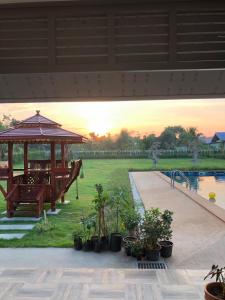 PrakhamPakham Gardens Resort的一个带凉亭和游泳池的庭院
