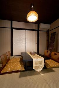 京都憩 出町柳２(ikoi DemachiyanagiⅡ)的客厅配有桌椅和沙发
