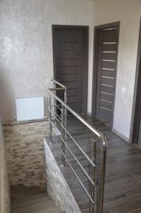 卡缅涅茨-波多利斯基Royal House的两扇门旁的楼梯,有金属栏杆