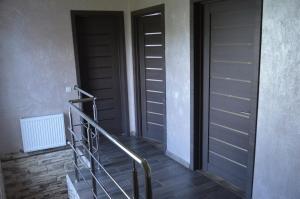 卡缅涅茨-波多利斯基Royal House的两扇门,位于一栋带楼梯的建筑内