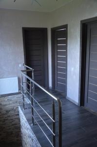 卡缅涅茨-波多利斯基Royal House的两扇门旁的楼梯,有金属栏杆