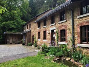 特镇艺术住宿加早餐旅馆的前面有花园的砖砌建筑