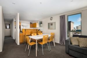 基督城Spacious 2 Bedroom Apartment Downtown Christchurch的厨房以及带桌椅的用餐室。