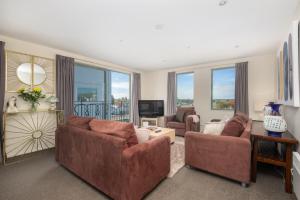基督城Spacious 2 Bedroom Apartment Downtown Christchurch的客厅配有两张沙发和一台电视