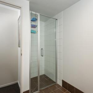 基督城Spacious 2 Bedroom Apartment Downtown Christchurch的浴室设有玻璃门淋浴