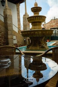 蒙考丰特达维拉酒店的坐在玻璃桌前的喷泉