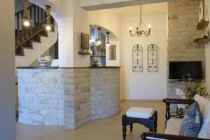 阿莫利亚尼岛Apart Boutique Giorgos的客厅设有石墙和电视。