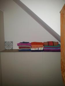 柏林Prof Loft Berlin的一堆毛巾放在一个房间里架子上