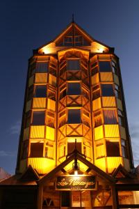 乌斯怀亚洛斯纳兰霍斯酒店的一座高大的建筑,上面有灯