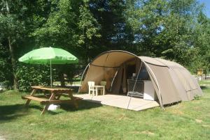 MontjayCamping Les Arbois的帐篷配有野餐桌和绿伞