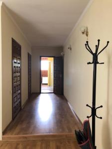 Novyye PetrovtsyGuest house on Ivana Franka的一间空房间,走廊上挂着十字架