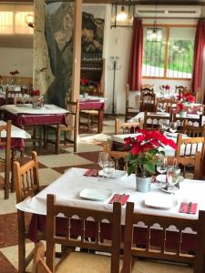 阿达莱斯埃尔克鲁塞餐厅旅馆的配有桌椅和酒杯的餐厅