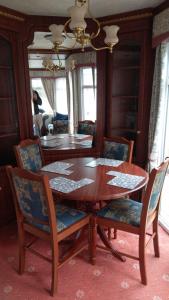 博特夫加滕The Boat House Guesthouse的一间带木桌和椅子的用餐室