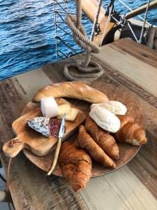吉斯朗恩L'Oisette的船上的一盘面包和糕点