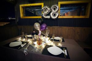维纳德马布兰卡酒店的一张桌子,上面有数字,盘子和气球