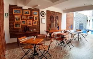 卢那欢纳El Encanto的配有桌椅的房间和砖墙