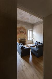 曼托瓦Appartamento affrescato 180mq in palazzo del 600 a Mantova的客厅配有两张沙发和一张桌子