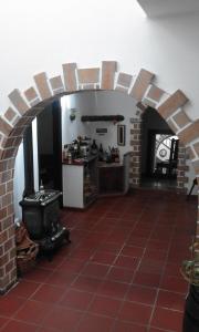 特吉塞Home From Home的厨房设有砖拱门和炉灶