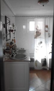 特吉塞Home From Home的一间带两个盥洗盆和窗户的浴室