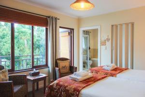 乔治樱桃贝里旅馆的一间卧室设有两张床和大窗户