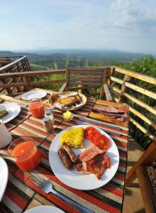 Kibale Forest National Park易松加旅馆的桌上一盘带香肠和鸡蛋的食物