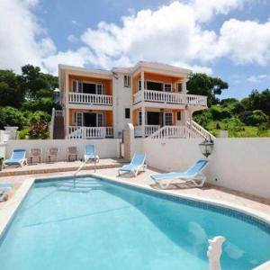 基督教堂市Villa Riana Barbados的房屋前有游泳池的房子