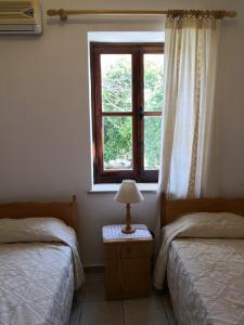 GoudhiSpanos House的一间卧室设有两张床和窗户。