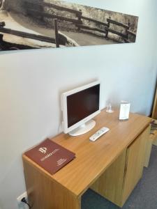 恩特龙卡门图霍奥多姆酒店的一张桌子,上面有一台电脑