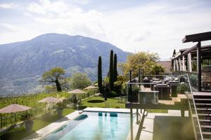蒂鲁罗Hotel Patrizia的一座带游泳池和山脉的别墅