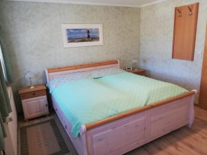 赛巴特班森Aquamarina的一间卧室配有床和2个床头柜