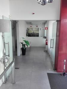 恩特龙卡门图霍奥多姆酒店的带有红色墙壁的办公大楼走廊