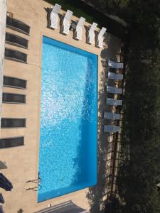 伊斯坦布尔岛屿酒店的享有带游泳池的大楼的顶部景致