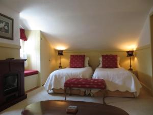 滨湖尼亚加拉历史悠久之威尔逊旅馆 - 盖伊楼的客房设有两张床和壁炉。