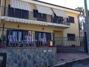 阿格罗波利安科拉住宿加早餐旅馆的两个人坐在大楼阳台上的椅子上