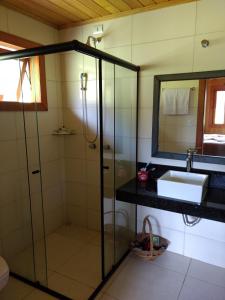 乌鲁比西Casa da Montanha的带淋浴、盥洗盆和镜子的浴室
