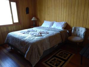 乌鲁比西Casa da Montanha的一间卧室配有一张床,床上有浴袍