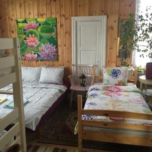 KrylboParkgatan villa的卧室配有一张床,墙上挂有绘画作品