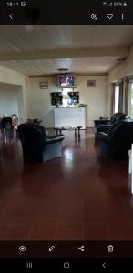波萨达斯Hotel POSTA NORTE的客厅配有两张沙发和一台电视机