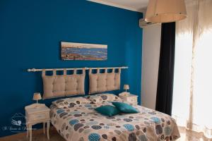 那不勒斯伊尔坎托迪帕特诺普公寓的蓝色卧室,配有蓝色墙壁的床