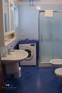 那不勒斯伊尔坎托迪帕特诺普公寓的一间带洗衣机和洗衣机的浴室