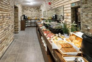 卢布林HOTEL LUBLIN的厨房里提供包括面包和糕点的自助餐