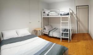 合艾HDY 16 Home的一间卧室配有一张床和一张双层床。