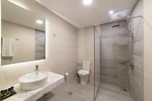 伊罗达伊罗达高地公寓（仅成年人）的一间带水槽、卫生间和淋浴的浴室