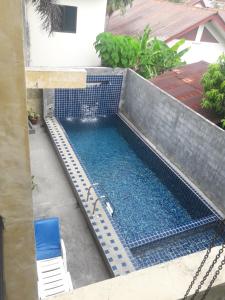 卡马拉海滩B Happy Resort - SHA ExtraPlus的享有带蓝色瓷砖的游泳池的顶部景致