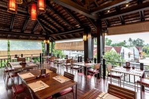 Kirikayan Boutique Resort - SHA Extra Plus餐厅或其他用餐的地方