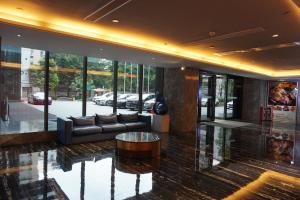广州广州丽柏国际酒店 - 广交会免费穿梭巴士至展馆的大楼内一个带沙发和桌子的大堂