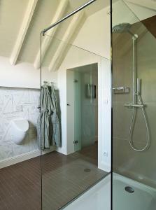 德哈恩杜尼福乡村别墅酒店的一间带玻璃淋浴和水槽的浴室